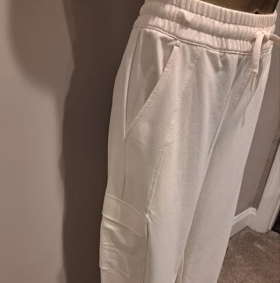Athleta Cream Color Elastic Waist Wide Legged Cargo Sweat Pants - Picture 3 of 9